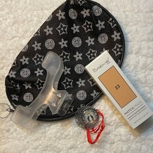 Crème foundation Black and White Star Patterned Pouch plus more